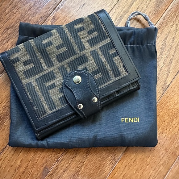 Fendi bifold wallet w/ dust bag! Perfect like new condition! - Picture 1 of 6